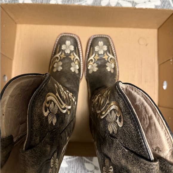 9.5 Circle G Tan Leather Boots with Black Soles - Picture 3 of 8